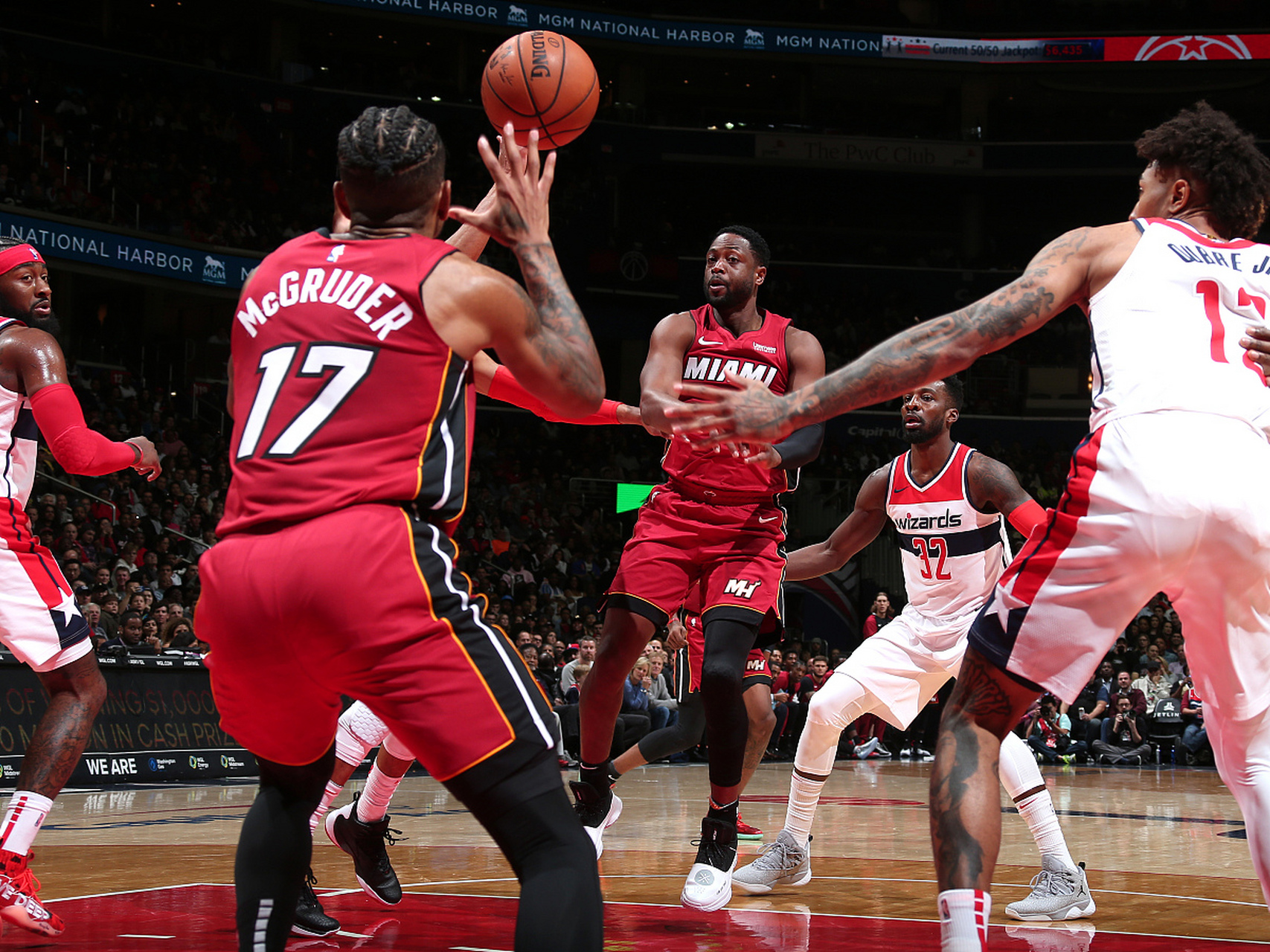 球员们在热火的角逐中展现精湛球技