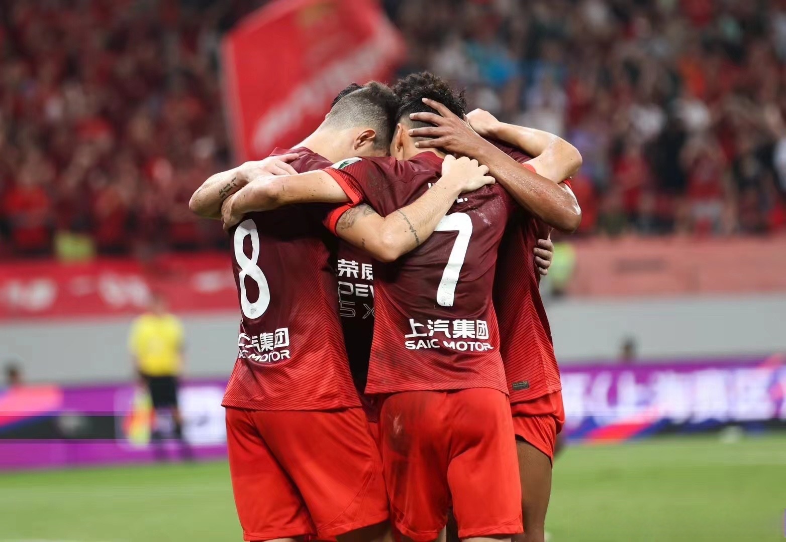 -国内联赛中球队激烈角逐，迎来华丽大结局